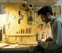 Adrien Collet dans son atelier de lutherie, à Paris, © Adrien Collet