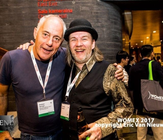 Bastiaan Springer (à droite) et Thorsten Bednarz (à gauche) au WOMEX 17. © photo Eric van Nieuwland - Wikimedia commons