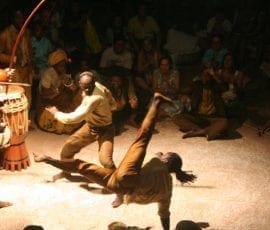 © Irene Nobrega - Wikimedia commons - Peça de teatro, Besouro Cordão de Ouro - 21/01/2017