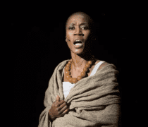 La chanteuse Rokia Traoré à Aix-en-Provence, en France, le 3 juillet 2018. BERTRAND LANGLOIS : AFP