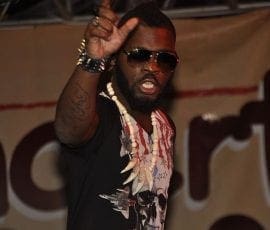 Arafat Dj le, chanteur ivoirien de coupé- decalé, lors d'une prestation artistique, 2016. Wikimedia, CC BY-SA