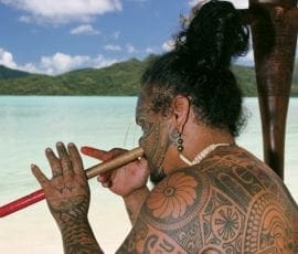Tahitien Jouant De La Flûte Nasale “vivo”©dr