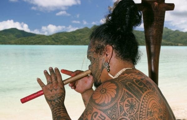 Tahitien Jouant De La Flûte Nasale “vivo”©dr