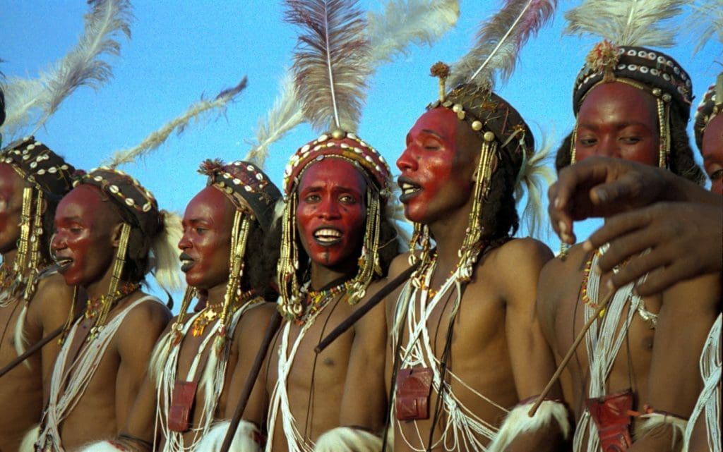 Participants Peuls Wodaabe à la fête de chant et de danse Geerewol, 1997, Niger. © Dan Lundberg, Creative Commons Attribution.