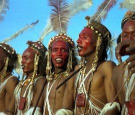 Participants Peuls Wodaabe à la fête de chant et de danse Geerewol, 1997, Niger. © Dan Lundberg, Creative Commons Attribution.