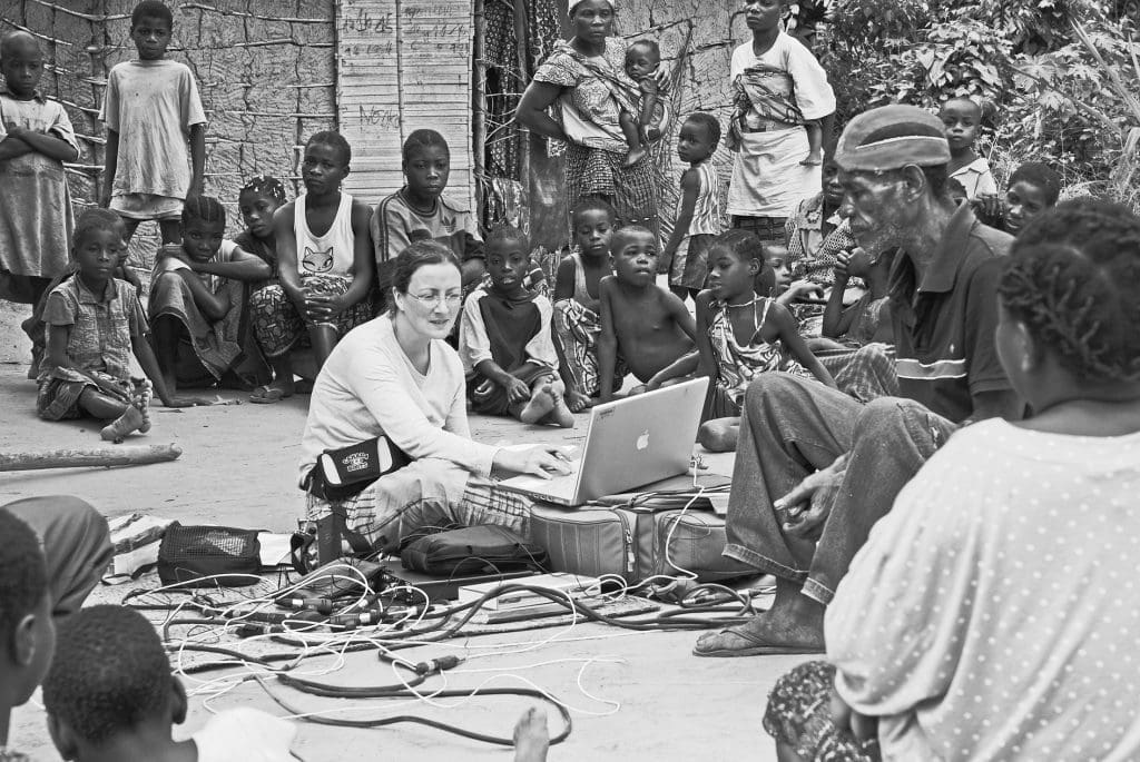 Séance d’enregistrement et d’enquête auprès des pygmées Ba Luma, Nord-Congo par Nathalie Fernando . © Philippe Auzel, juillet 2010.