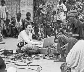 Séance d’enregistrement et d’enquête auprès des pygmées Ba Luma, Nord-Congo par Nathalie Fernando . © Philippe Auzel, juillet 2010.