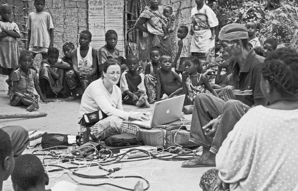 Séance d’enregistrement et d’enquête auprès des pygmées Ba Luma, Nord-Congo par Nathalie Fernando . © Philippe Auzel, juillet 2010.