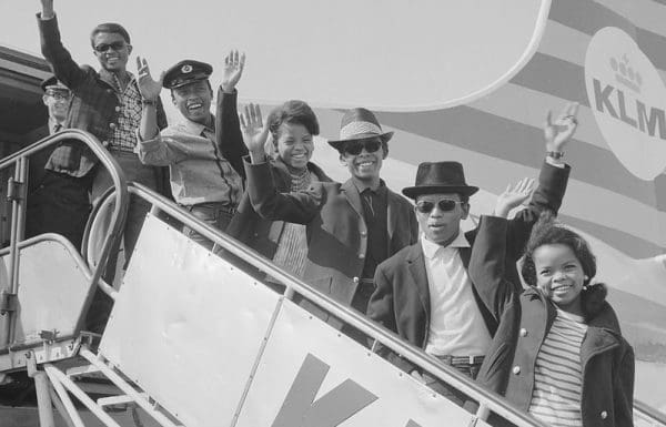 Les Surfs (1964) Nationaal Archief Jac. De Nijs : Anefo (creative Commons Attribution)