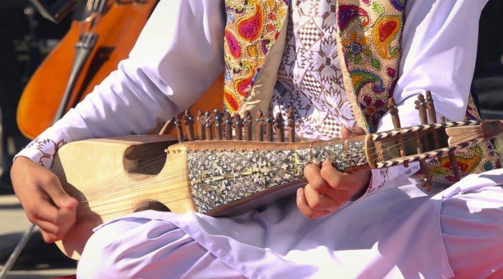 Le rubâb, avec ses jeux de bourdon et de cordes sympathiques, est le symbole de la musique afghane. © Afghanistan National Institute Of Music