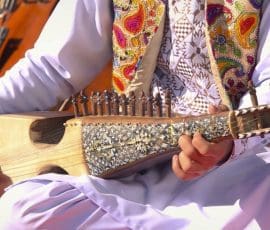 Le rubâb, avec ses jeux de bourdon et de cordes sympathiques, est le symbole de la musique afghane. © Afghanistan National Institute Of Music