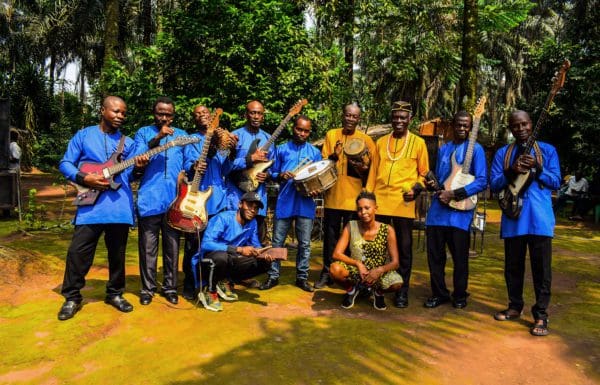 Fondés en 1973, toujours menés par deux de ses membres historiques ( au centre, en tenue orange ), les musiciens nigérians des Oriental Brothers perpétuent l'esprit de la highlife ibo.