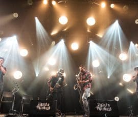 Arn’ sur la scène du festival des Vielles Charrues à Carhaix. © Eric Legret