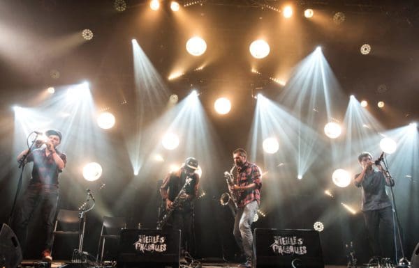 Arn’ sur la scène du festival des Vielles Charrues à Carhaix. © Eric Legret
